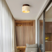 Cylindryczna lampa sufitowa z drewnianym akcentem