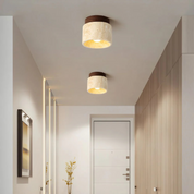 Cylindryczna lampa sufitowa z drewnianym akcentem