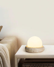 Lampa Stołowa z Kulistą Kamienną Podstawą