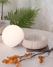 Lampa Stołowa z Kulistą Kamienną Podstawą